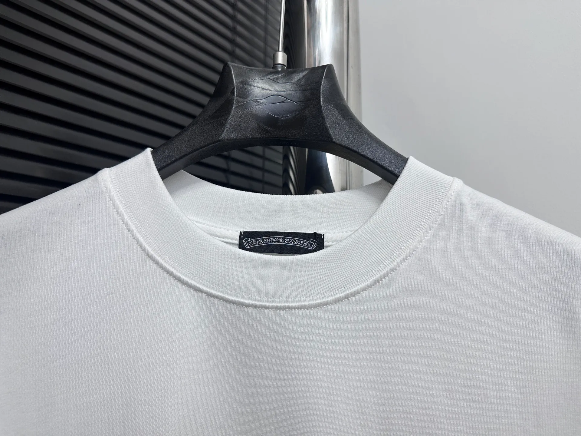 🅿️190 [ChromeHearts] ChromeHearts 25ss round neck T-shirt Original fabric Official same style Short-sleeved T-shirt Customized 260g same vat dyed fabric Very comfortable to the touch Latest brick cabinet synchronization for spring and summer Fashionable and personalized Super versatile and good-looking Very suitable for both men and women A must-have item Tag Collar label Washed wheat Complete with three standards Color: Black White Size: XS-L